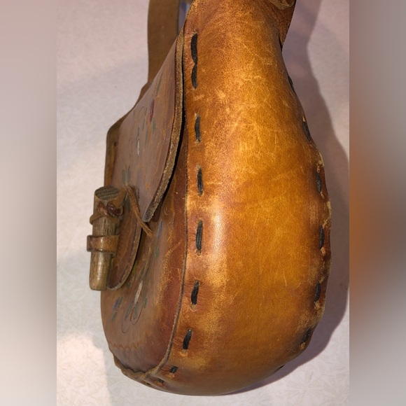 Vintage 70’s Brown Leather Saddle Shoulder Bag with Floral Design - Picture 6 of 12